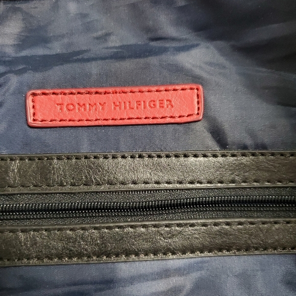 Tommy Hilfiger Lrg Cream & Black Pebbled Imitation Leather Logo Shoulder… - Picture 5 of 10